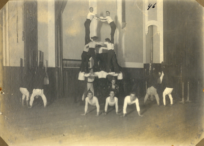 835723 Afbeelding van een gymnastische oefening door leden van de Christelijke Vereniging voor Lichamelijke Oefening ...